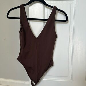 Aritzia brown v neck babaton bodysuit small nwot